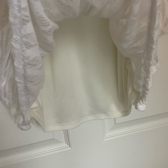 Adorable poncho style shirt - Picture 5 of 5